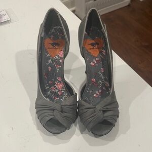 Rocket Dog Gray Knotted Peep-Toe Heels